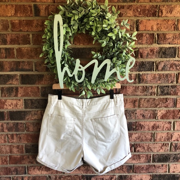 ✨5/$15 { VINTAGE AMERICA BLUES } Tan Kahki Mid Thigh Short - Picture 9 of 12